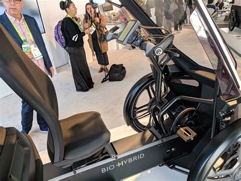 Schaeffler Bio-Hybrid: Das Fahrrad mit Dach und vier Rädern | heise online