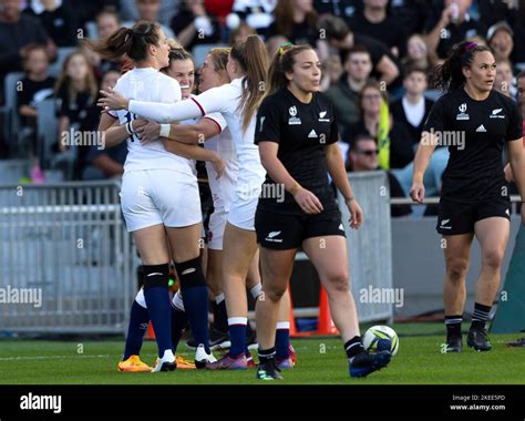 England's Ellie Kildunne celebrates scoring the opening try with team ...