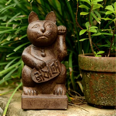 Volcanic Ash Japanese Maneki Neko (Lucky Cat) Statue | Maneki neko, Lucky cat, Cat statue