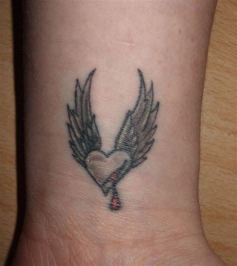 Heart Tattoos on Wrist Designs, Ideas and Meaning | Tattoos For You