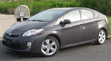 File:2010 Toyota Prius V -- 04-20-2010.jpg - Wikipedia