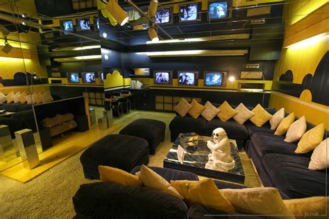 History's Dumpster: Elvis' TV Room At Graceland