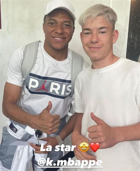 Kylian Mbappe with a fan before Montpellier - PSG 15/5/2022 | Kylian mbappé, Women, Women's top