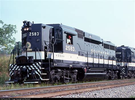 SOU 2583 Southern Railway EMD GP30 at Hattiesburg, Mississippi by Joe Blackwell | Southern ...