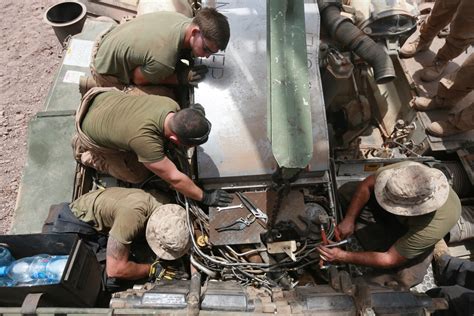 DVIDS - Images - U.S. Marines repair M1A1 Abrams tanks [Image 4 of 4]