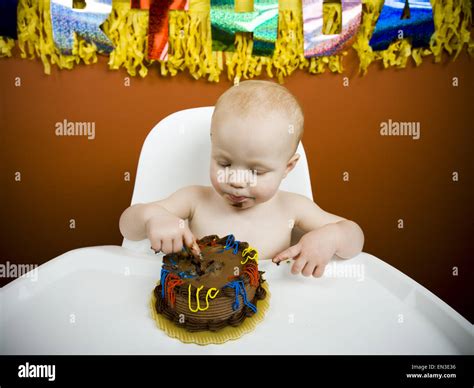 Bebé comiendo pastel de cumpleaños Fotografía de stock - Alamy