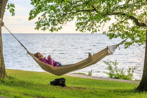 File:Relaxing in the hammock by the sea near Almedalen.jpg - Wikimedia ...
