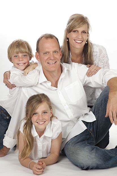 studio family portraits - Google Search | Photography poses family ...