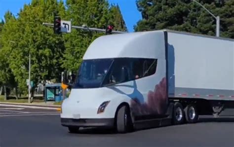 Viral video of a Tesla Semi shows off the truck's most jaw-dropping attribute: 'Absolutely mind ...