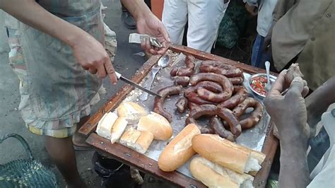 Madagascar - Street Food : Saucice frit, pain et rougail de tomates - YouTube