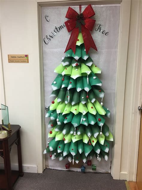 Pin by Taty Tesch on Natal EDC 2020 | Christmas classroom door, Office christmas decorations ...