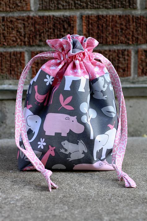 Lined Drawstring Bag Tutorial | Drawstring bag tutorials, Drawstring bag diy, Knitting project bag