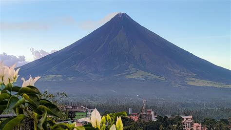 Viral Photo of Mayon Volcano by Local Resident in Legaspi City