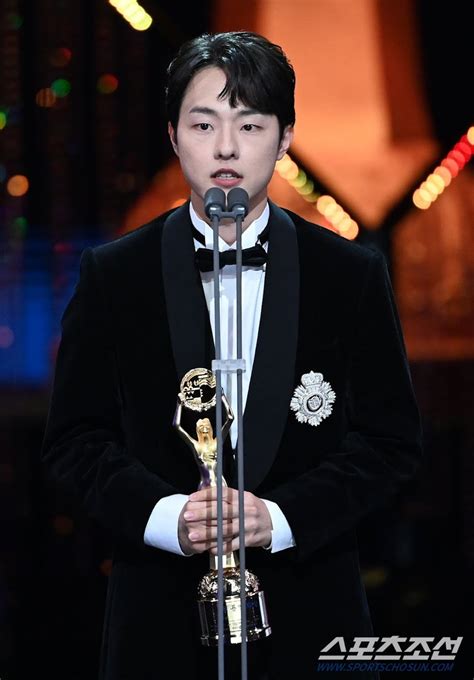 Here Are All The Winners From The "43rd Blue Dragon Film Awards" - Koreaboo