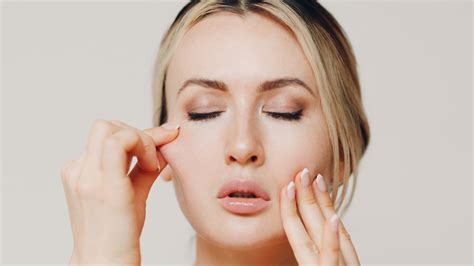 The Needle-Free Alternatives To Under-Eye Fillers