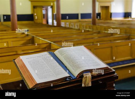 Open bible a altar hi-res stock photography and images - Alamy