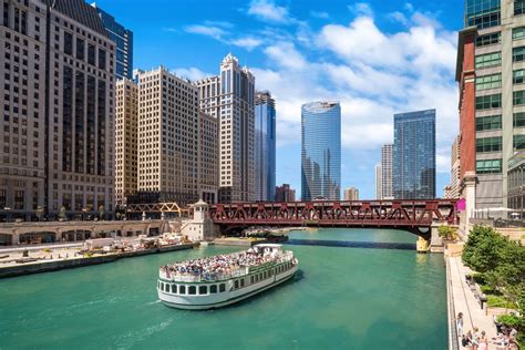 8 Best Chicago Booze Cruise Events Happening This Weekend