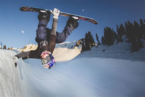 Toby Miller ląduje YOLO flip *snowboard video* Red Bull