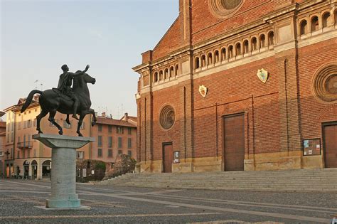 Pavia travel guide, tourist information, transport, sights.