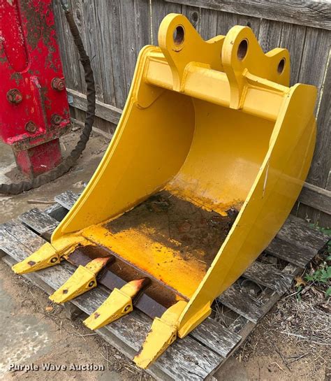 John Deere backhoe bucket in Amarillo, TX | Item DN5224 sold | Purple Wave