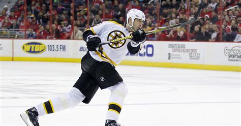 Bruins' Zdeno Chara leads day's exodus to Europe