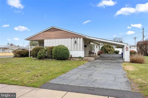 1 Linden Ln, Levittown, PA 19054 - MLS PABU2045428 - Coldwell Banker