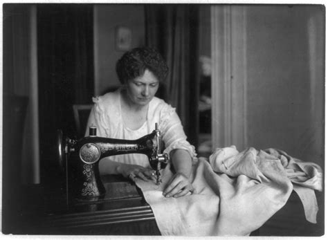 File:Woman sewing with a Singer sewing machine.png - Wikimedia Commons