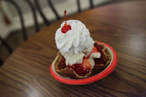 Strawberry Ice Cream Sundae | Strawberry ice cream sundae at… | Flickr