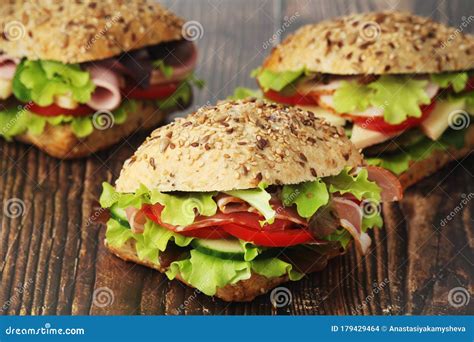 Sandwiches Met Volkorrelige Broodham En Groenten Stock Foto - Image of blad, brunch: 179429464