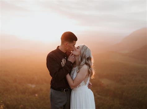 Rattlesnake Ledge Sunrise Engagement Session | Breanna Plus Kevin