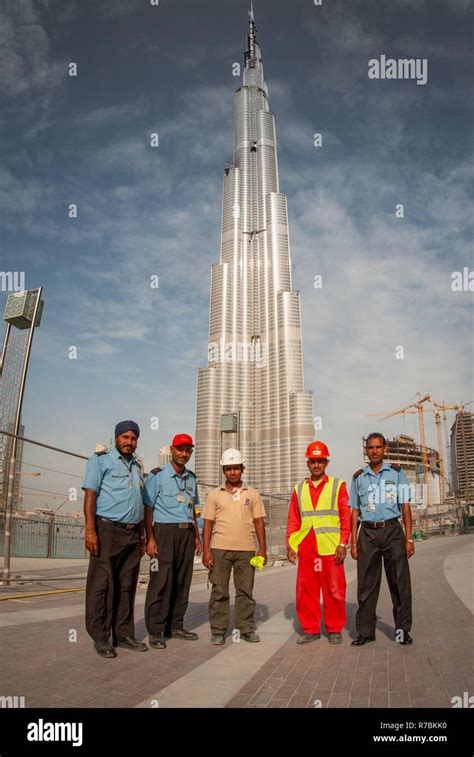 Burj khalifa construction workers hi-res stock photography and images ...