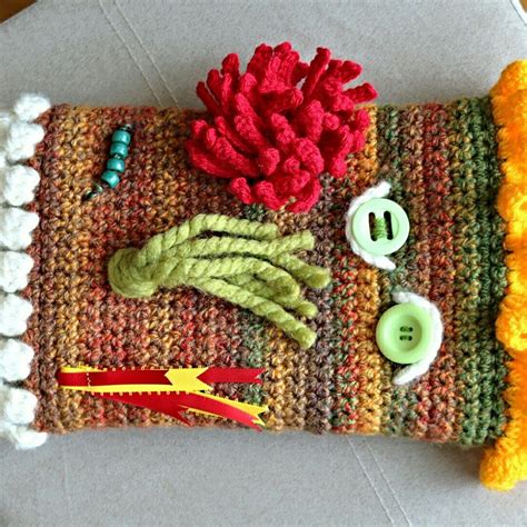 My second twiddle muff is all done and ready to be donated to charity ...