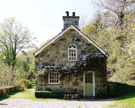 22 Cozy Cottages You’ll Want to Escape to This Weekend | Stone cottage, Stone cottages, Small ...