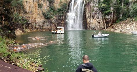 Dramatic video captures cliff collapsing on tourist boats, killing 10 ...