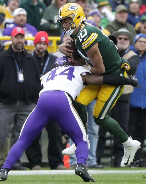 Vikings beat Packers, lose Kirk Cousins to injury | Reuters