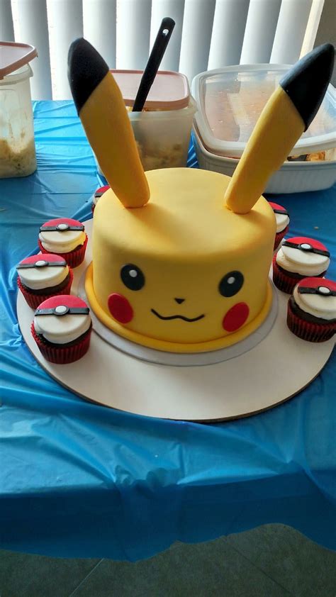 Pikachu cake with pokeball cupcakes. | Festa pokemon go, Festa de ...