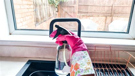 How to clean windows with vinegar | Real Homes