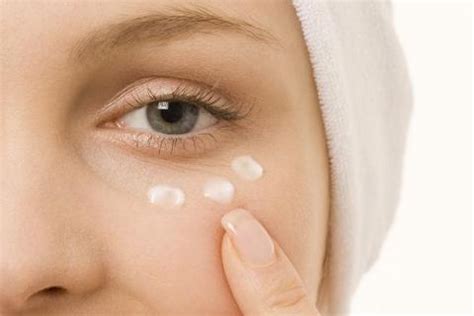 How to apply eye cream properly to look younger?