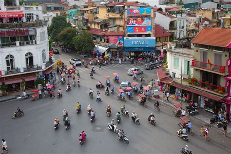 Hanói, onde atravessar a rua é uma aventura