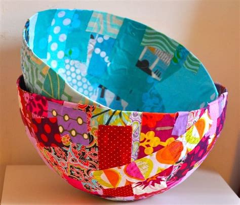 Fabric Bowls. Ballon + Glue + Paper (let it dry) then + strips of fabric and glue = super cool ...