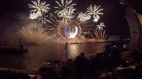 London Eye New Year's Eve Fireworks 2017 - YouTube