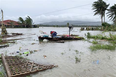 Fast-moving typhoon displaces thousands, floods villages in Philippines | Daily Sabah