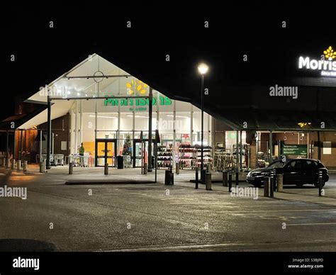 Supermarket at night Stock Photo - Alamy