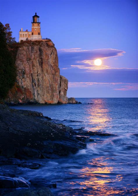 split-rock-lighthouse-full-moon | Online Photography School