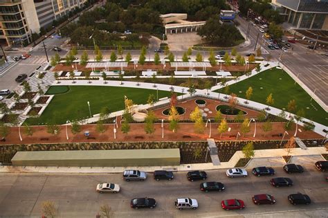 Parque Klyde Warren / The Office of James Burnett | ArchDaily Brasil