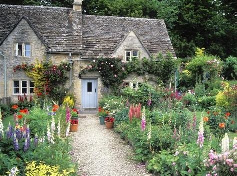 Cottage gardens – the charming beauty of English country gardens