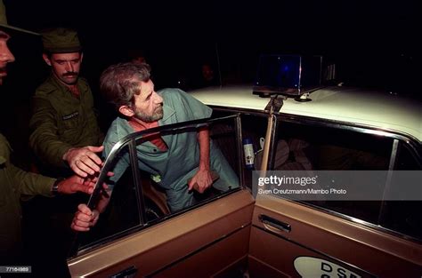 US financier Robert Lee Vesco is led out of court by Cuban state... Nachrichtenfoto - Getty Images