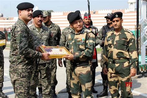 Attari (Punjab): India Pak soldiers exchange sweets on Diwali - Social ...