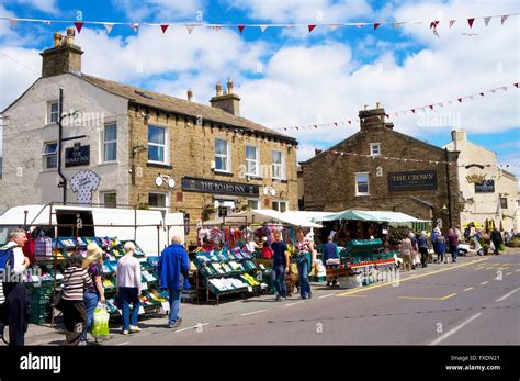 Tourists shopping at Hawes Market. Hawes, Wensleydale, Yorkshire Dales National Park, Yorkshire ...