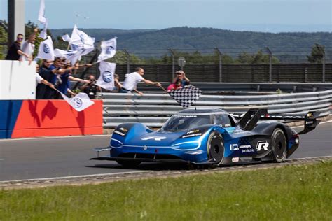 VW ID.R electric racecar runs fastest emission-free lap of all time on the Nürburgring ...